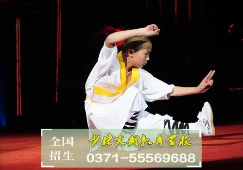 少林武術(shù)學(xué)校教練指導(dǎo)學(xué)生練功