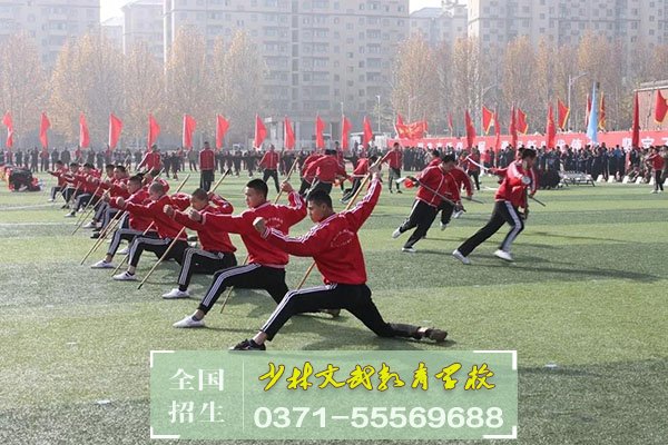 青少年在青春期產(chǎn)生早戀行為的有哪些