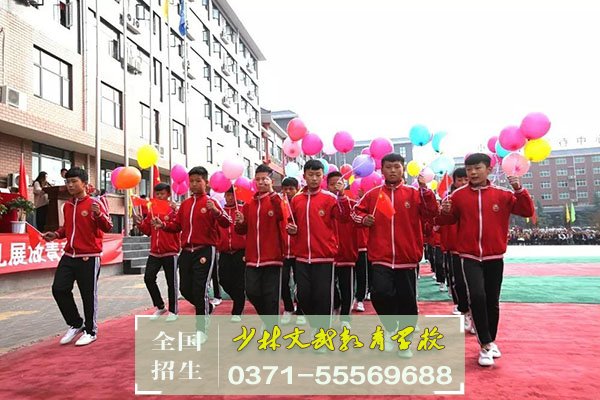 青少年在青春期產(chǎn)生早戀行為的有哪些